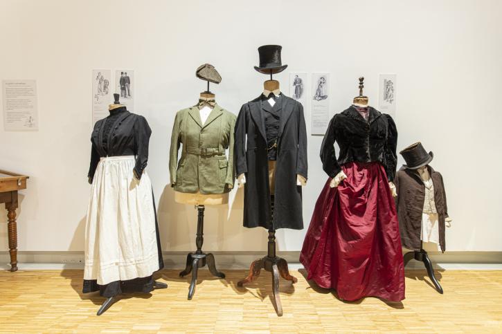 photographie des costumes des principaux personnages des aventures de Sherlock Holmes