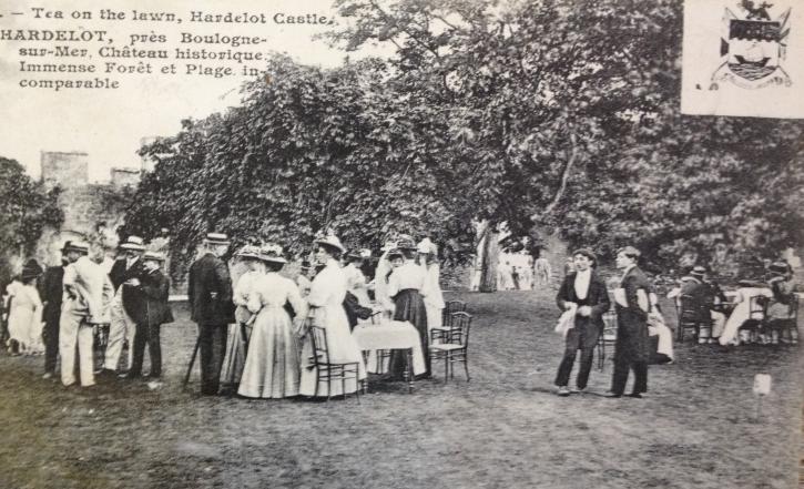 carte postale montrant une garden party au château d'Hardelot dans les années 1910