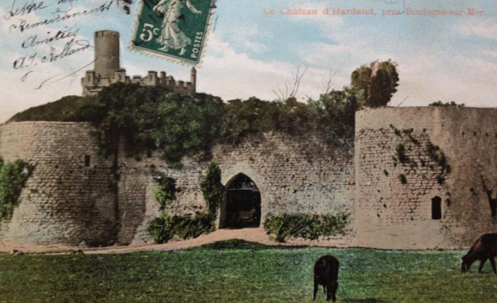carte postale montrant les ruines médiévales du château d'Hardelot
