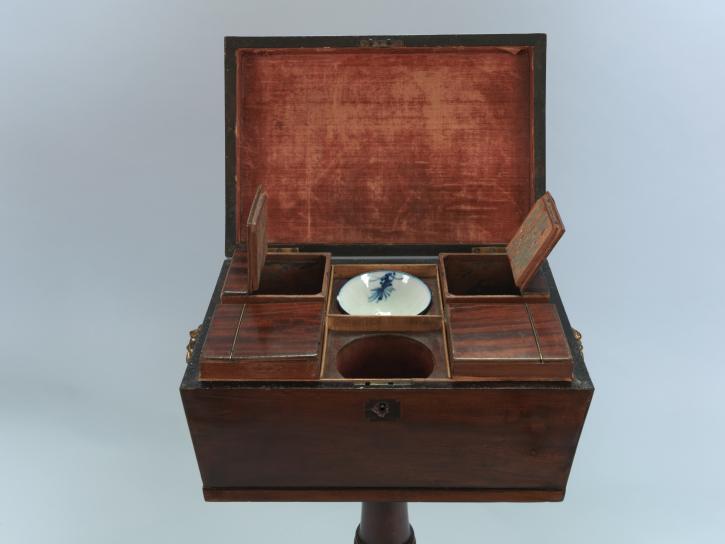 Image de l'intérieur du meuble à thé, présentant les petites boites en bois et les coupelles en céramique