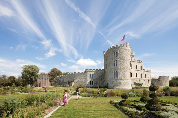 Vue du château et du jardins avec des enfants qui courent