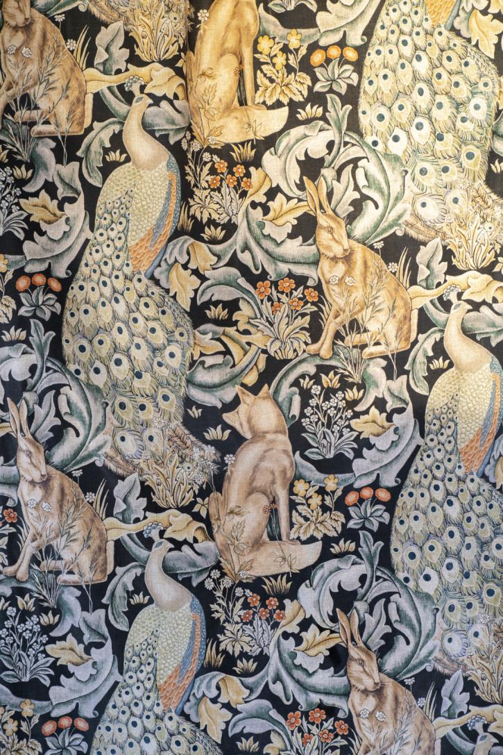 détail des rideaux de la salle à manger du château: motif forest de William Morris