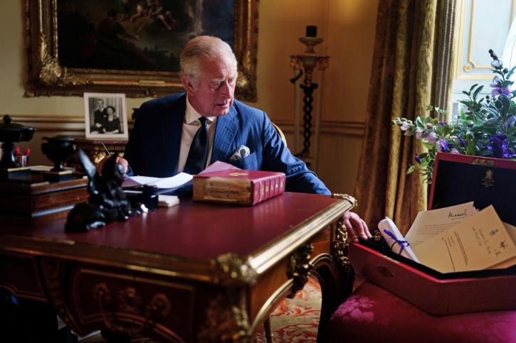 Charles III consultant le contenu des red boxes
