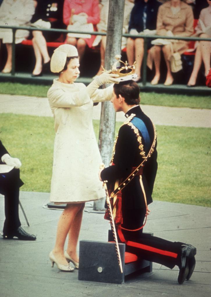 le prince Charles adoubé prince de Galles par sa mère en 1969