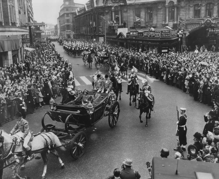La reine Elizabeth II et le général de Gaulle en calèche dans Londres