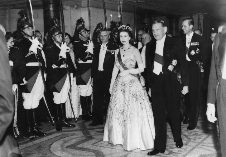 la reine Elizabeth II en compagnie du président René Coty