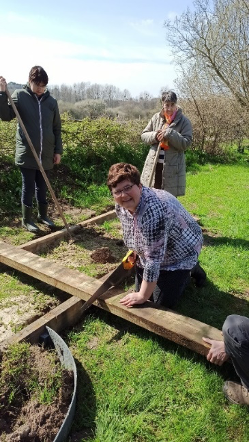 Jardiniers et public lors d'un atelier sensoriel organisé par le Service accueil de jour, La Balouette