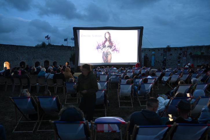 vue du public et l'écran de cinéma dans la cour du château