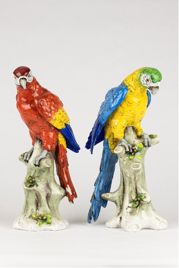 Vue du deux statues de perroquets un rouge et un bleu