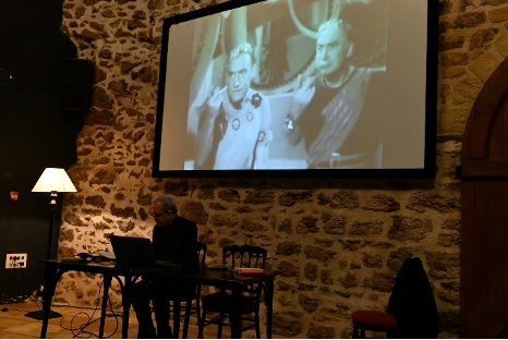 Bertrand Dupouy lors de la conférence à La Chapelle avec un écran au fond