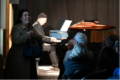 vue de la chanteuse et en second plan le pianiste