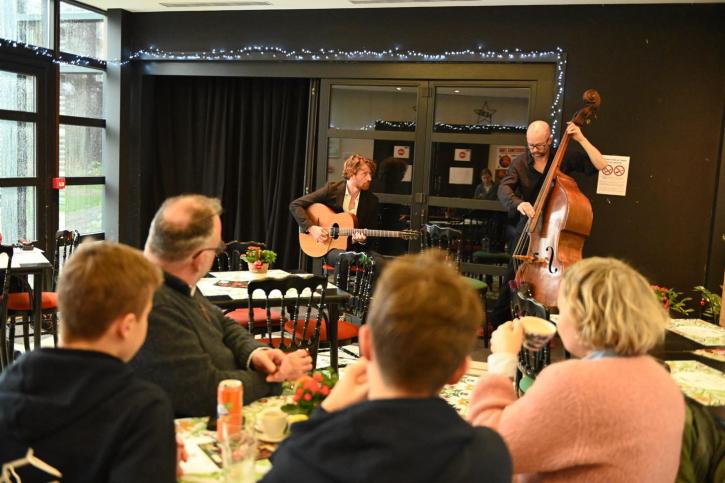 Deux musiciens dans le salon de thé