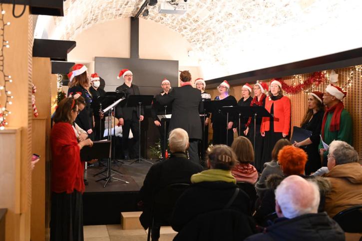 Chorale de noël chantant dans la chapelle