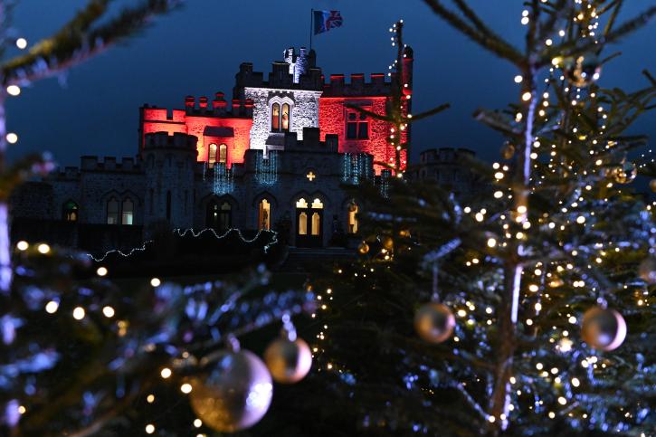 Sapin décoré avec vue sur le château éclairé le soir