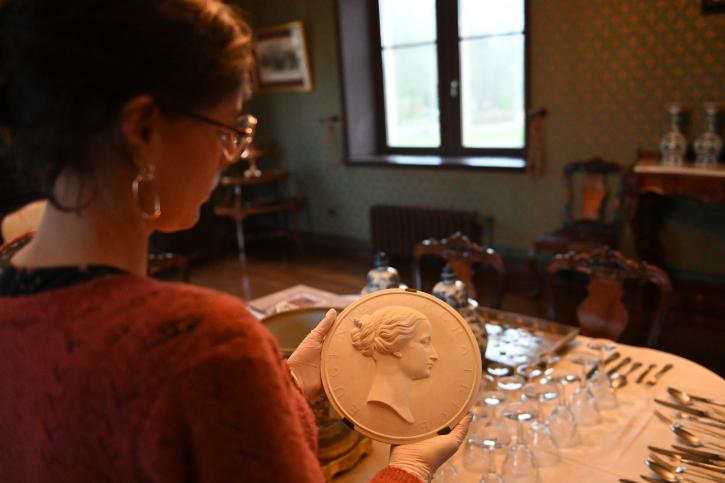 médaillon en biscuit représentant le portrait d'Eugénie