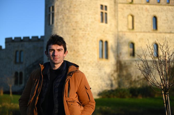 Photographie du jardinier devant le château d'Hardelot