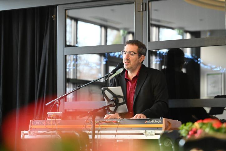 Chanteur au piano dans le salon de thé