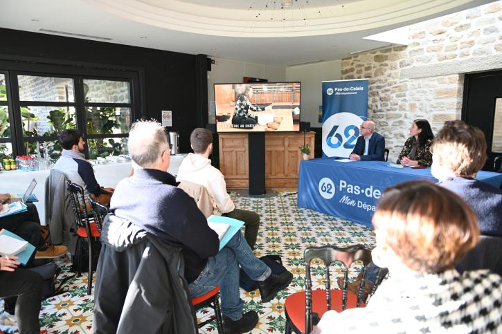 conférence de presse dans le salon de thé du château avec de nombreux journalistes