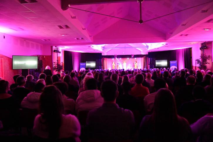 salle des fêtes de Condette avec du public devant le concert de Bloom