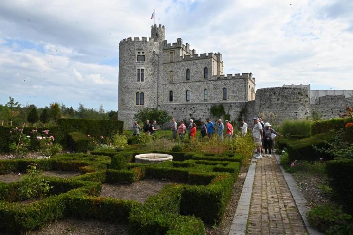 visite guidée devant le château dans les jardins