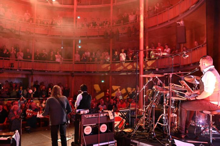 Concert dans le théâtre élisabéthain
