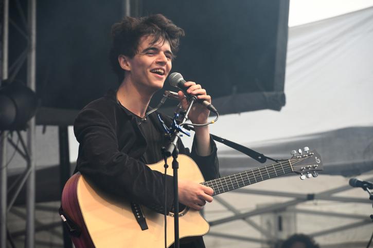 Chanteur dans la cour du château d'Hardelot