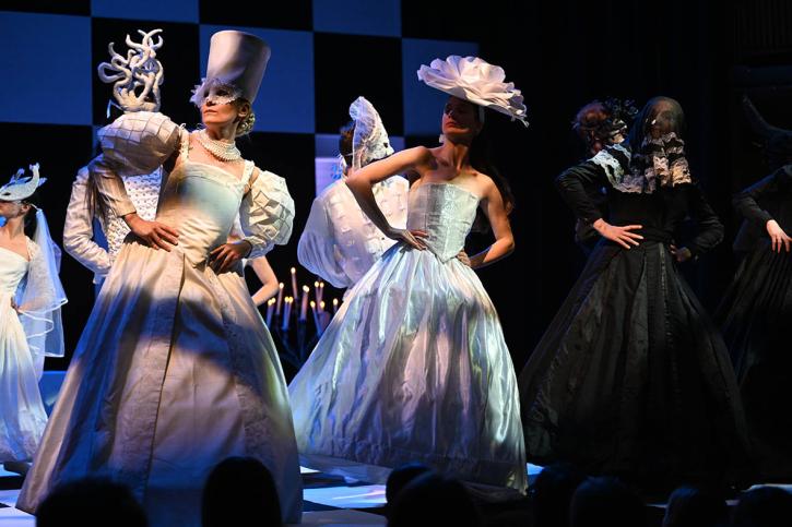 comédiennes lors du bal en robes longues